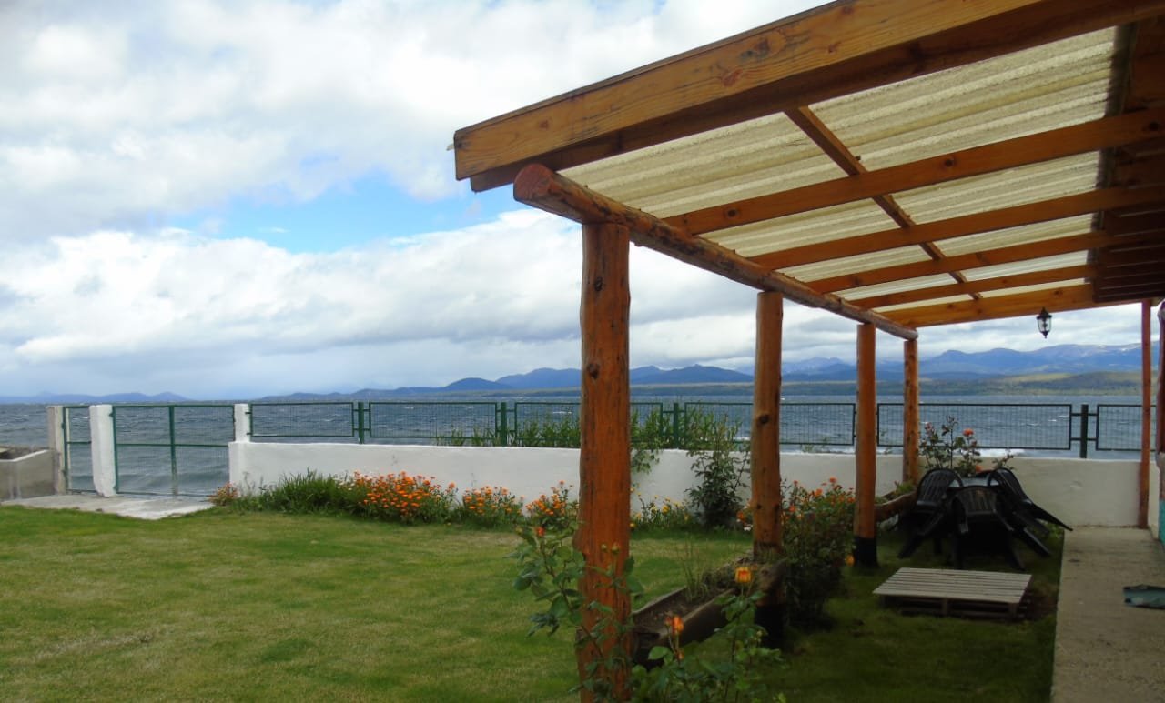Conjunto de casas con costa de Lago Nahuel Huapi